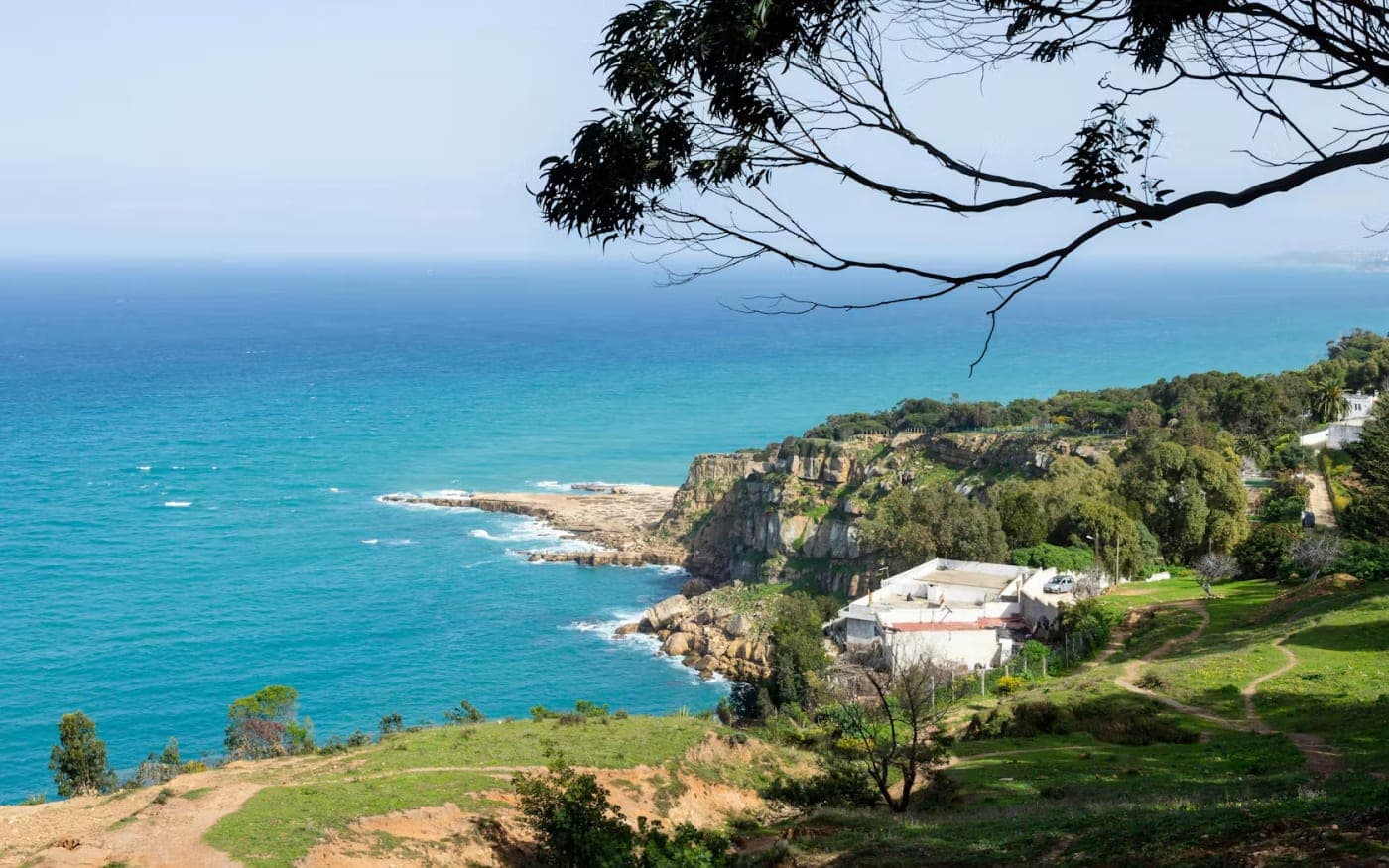 Falaises et eaux turquoise sur la côte nord