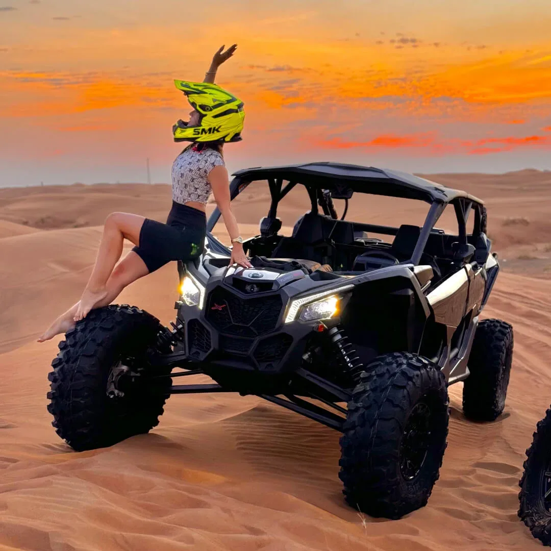 Buggy tout-terrain au coucher du soleil