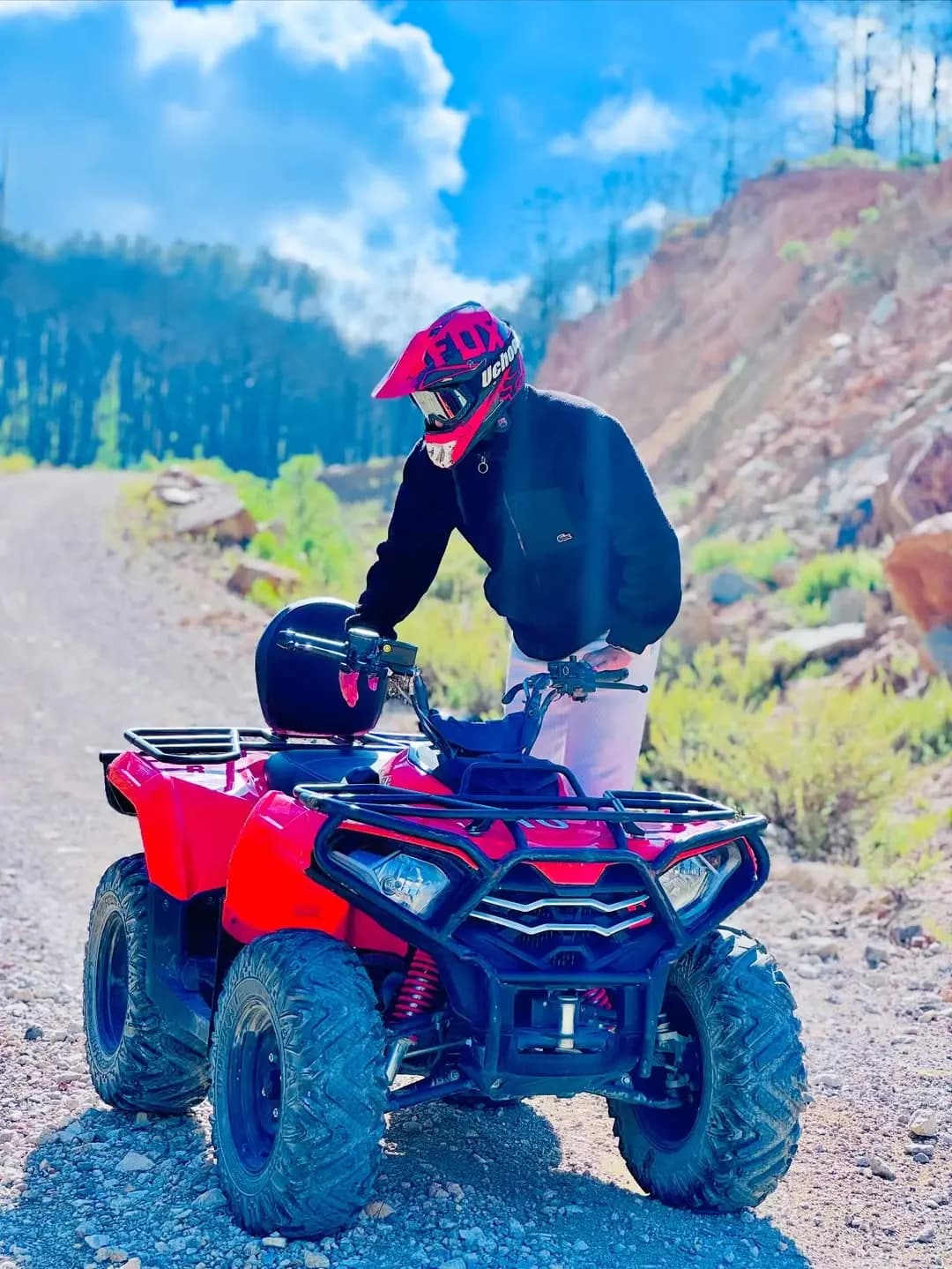 Quad rouge sur un chemin de gravier