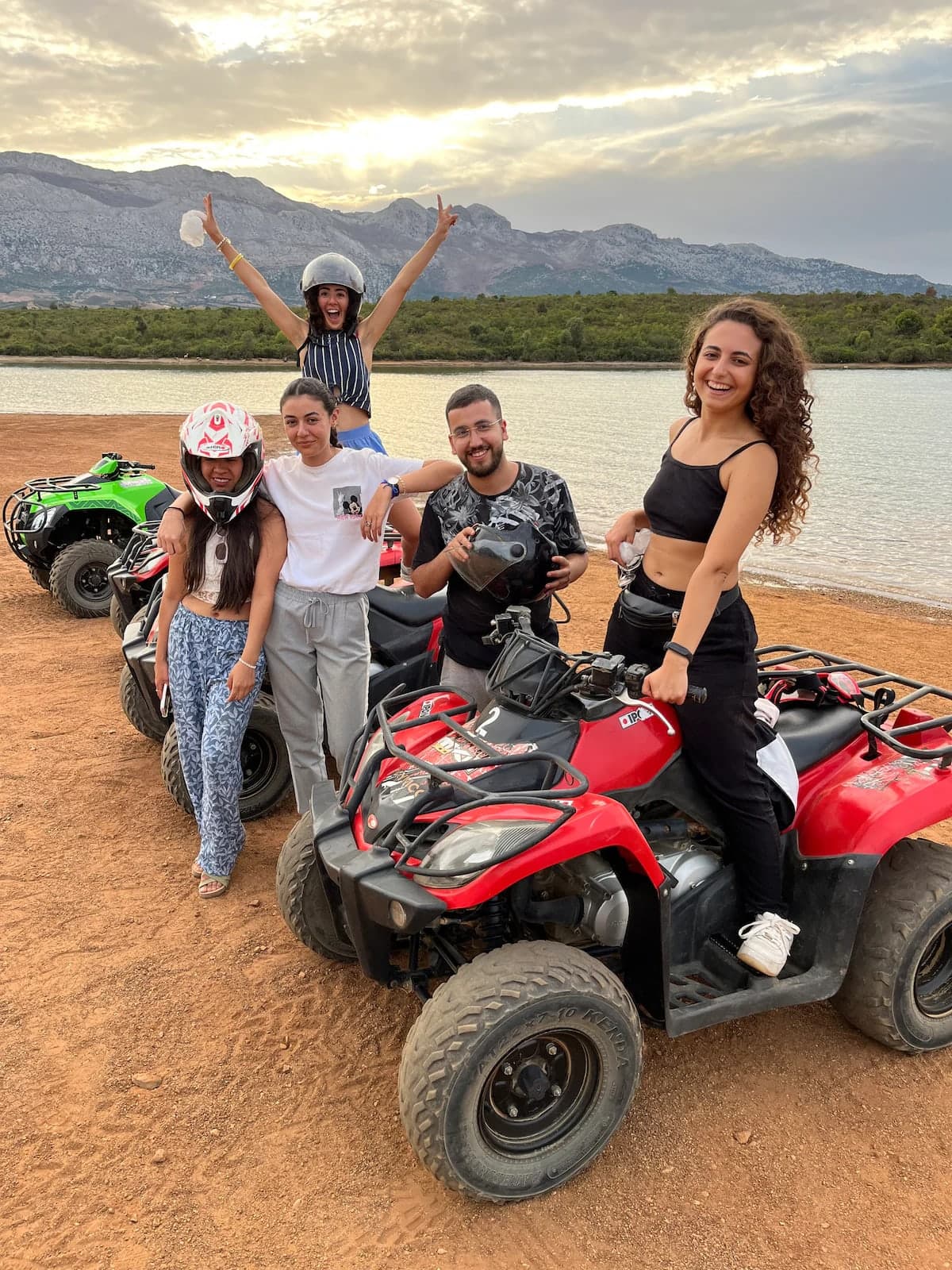 Groupe avec leurs quads au bord de l'eau