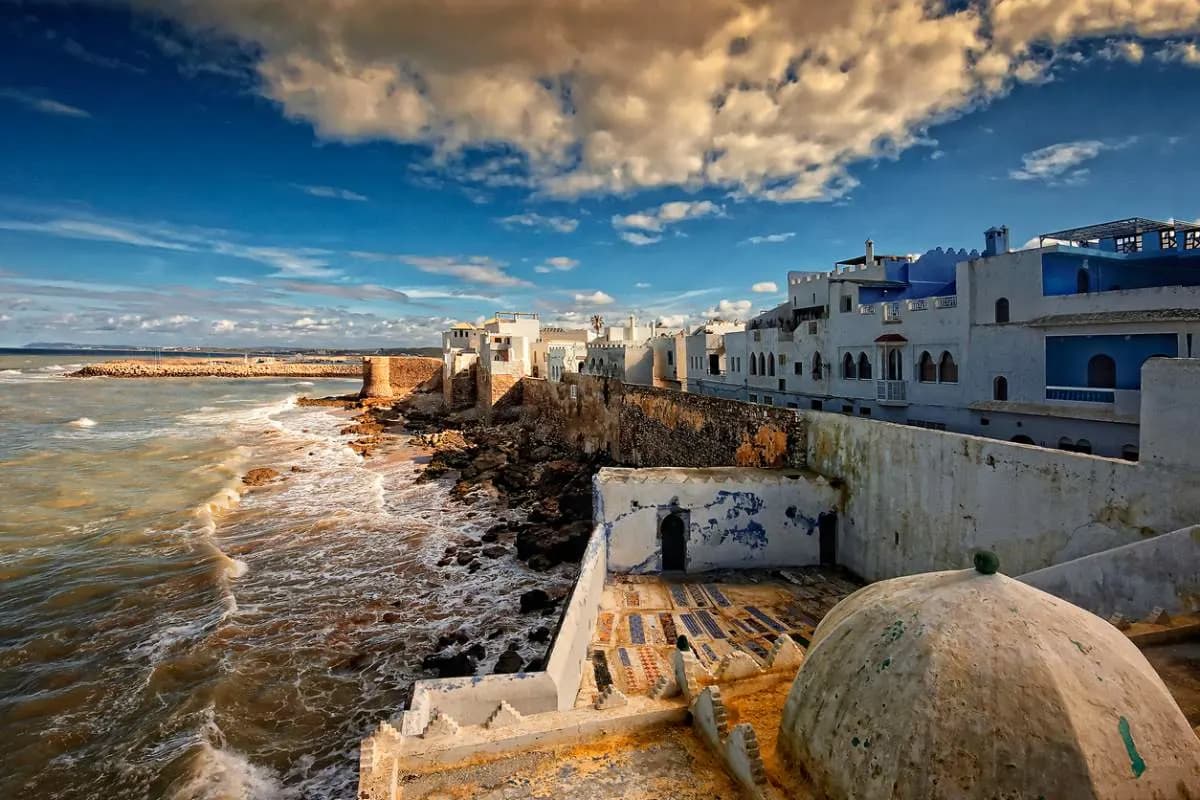 Remparts d'Asilah face à la mer
