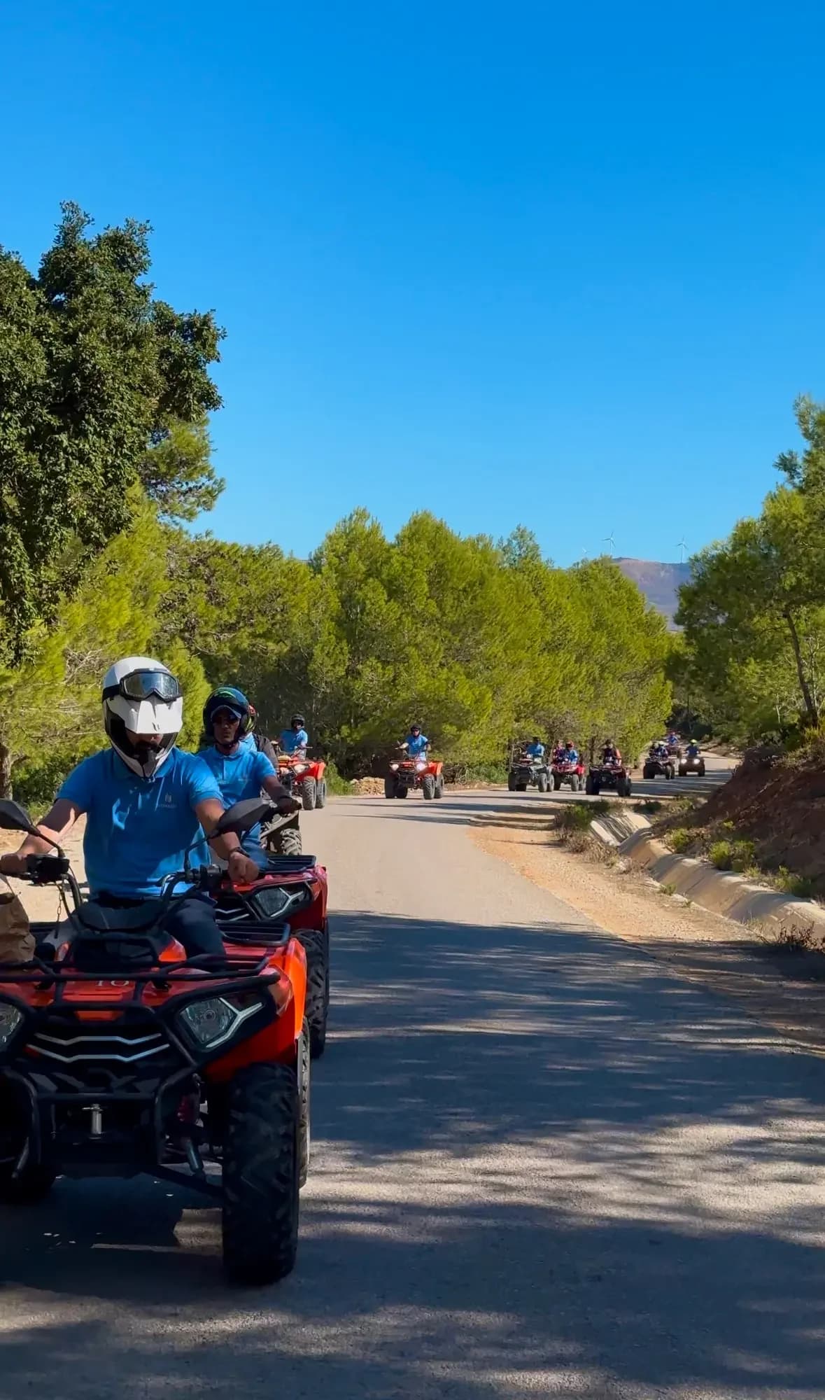Groupe en quad sur une route forestière près de Tanger