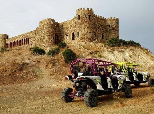 Buggies devant une forteresse côtière